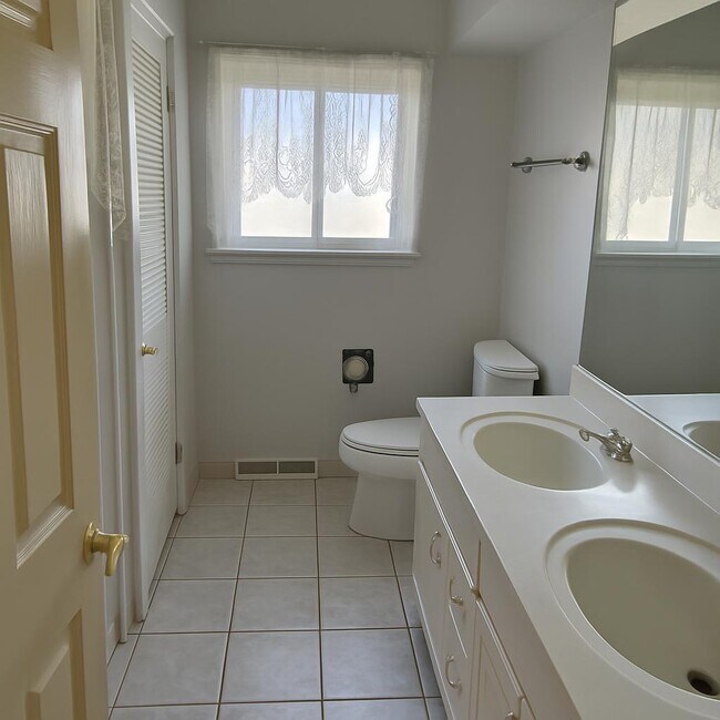 Building Photo - 4814 Birchwood Ave