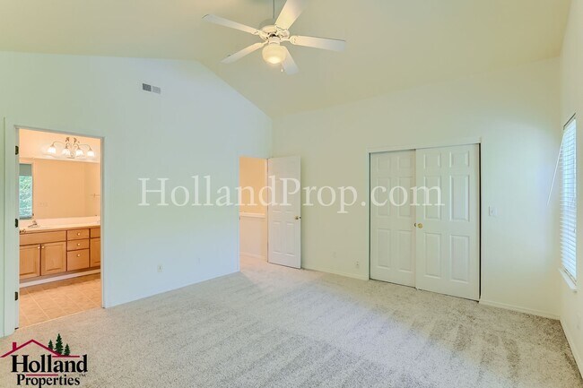 Building Photo - Charming and Comfortable Townhouse in Bethany Area!