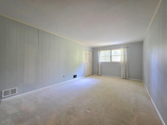 Building Photo - 2215 Collingwood Rd