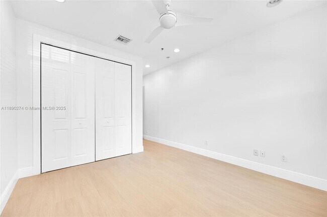 Building Photo - 742 NE 7th Ave