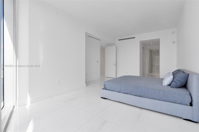 Building Photo - 300 Biscayne Blvd Way
