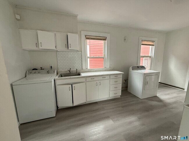 Building Photo - 21 Edgar St