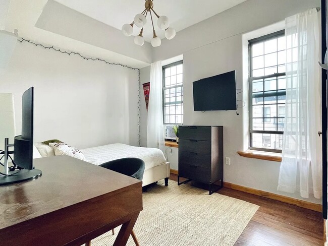 Building Photo - Furnished room/NOT APARTMENT