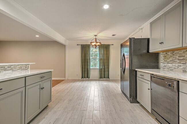 Building Photo - Beautiful split foyer home in Colonial Hei...