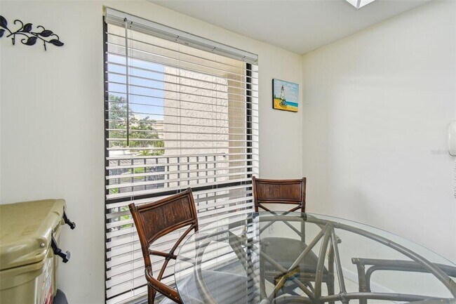 Building Photo - 2700 Cove Cay Dr
