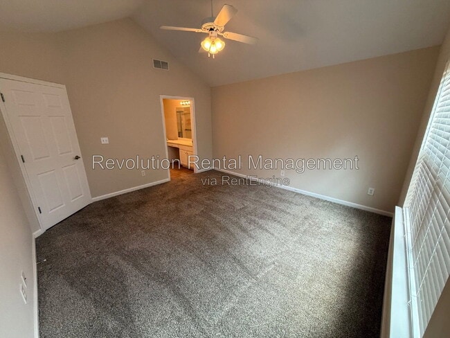 Building Photo - 302 Gladstone Dr