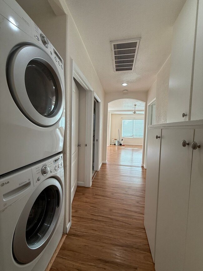 Building Photo - 2007 Poli St