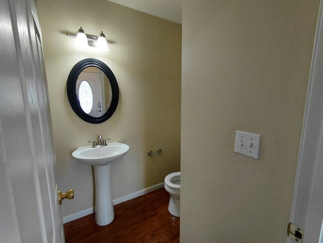 Building Photo - Home close to Post