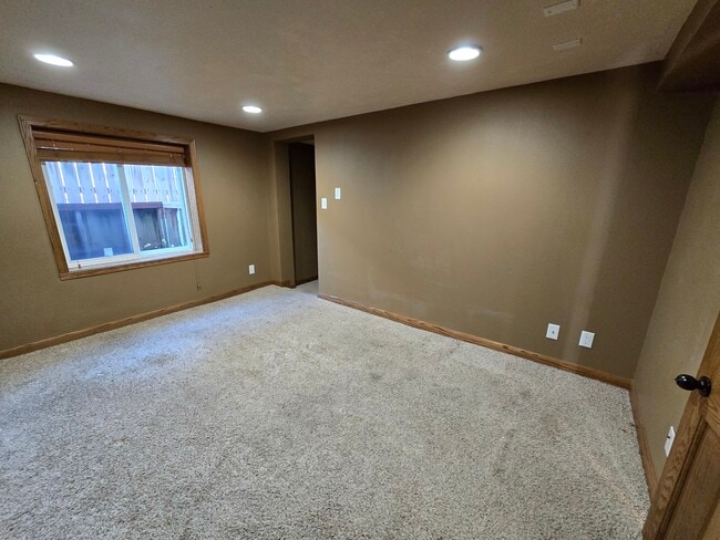 Building Photo - 802-811 11th Ave N