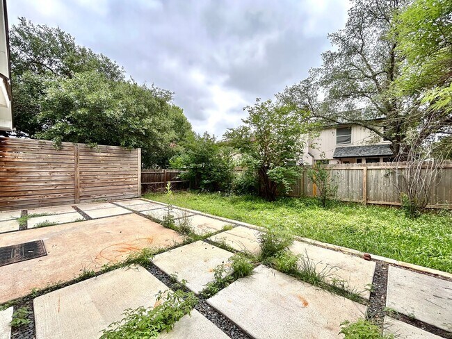 Building Photo - Beautiful 3/BR 2.5/BA Home with Modern Fin...