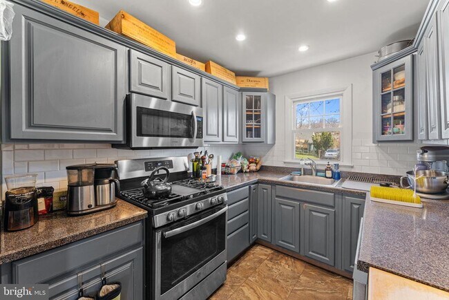 Building Photo - 268 Maple Ave