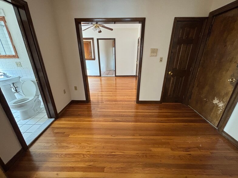 Building Photo - 240 Kelton St
