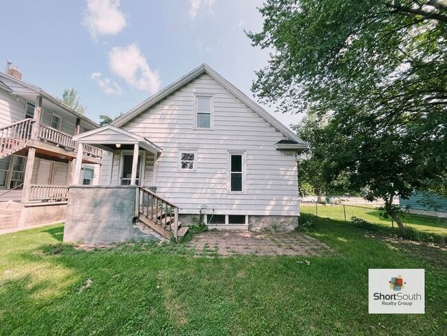 Building Photo - 5 bed 2 bath Single Family Home