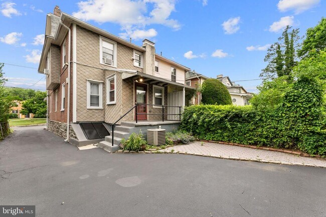 Building Photo - 809 Ardmore Ave
