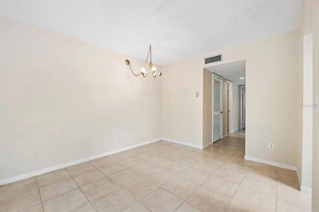 Building Photo - 2525 W Bay Dr