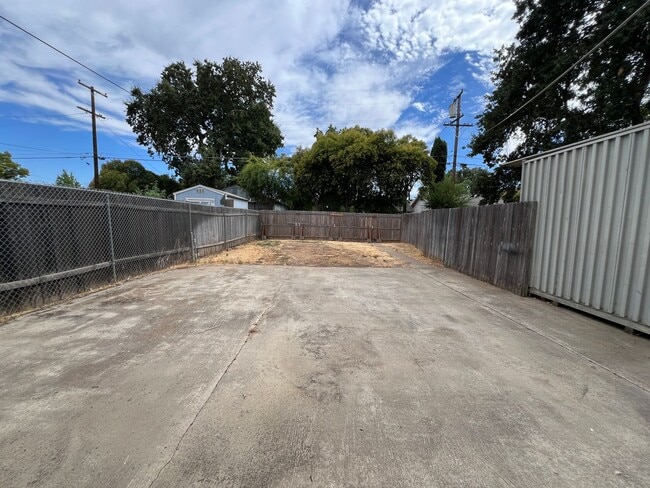Building Photo - Available now! El Camino & Colfax - 2 bedr...