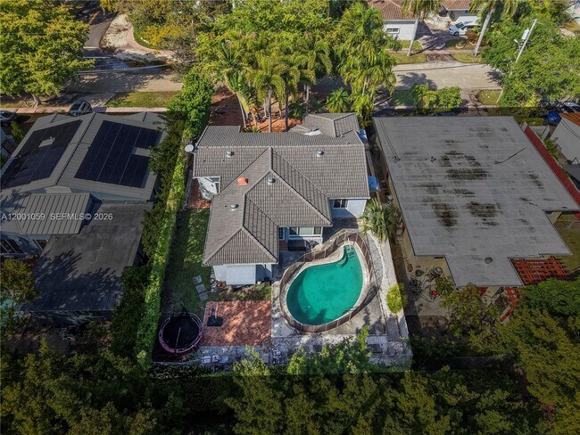 Building Photo - 820 W 43rd Ct