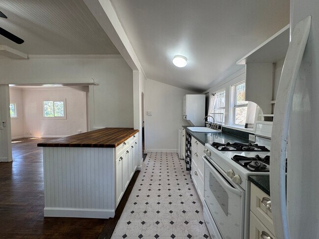 Building Photo - 1BR/1BA 740 sq.ft. SHORT TERM RENTAL in Old Bisbee, AZ