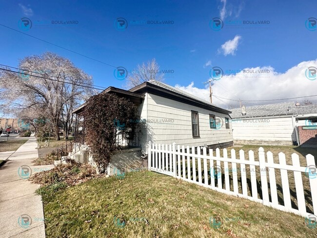 Building Photo - Charming 2-bedroom, 1-bathroom house near the Truckee river