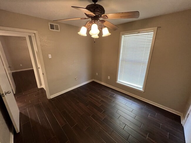 Building Photo - Fully Renovated 3 Bedroom Apartment in Pri...
