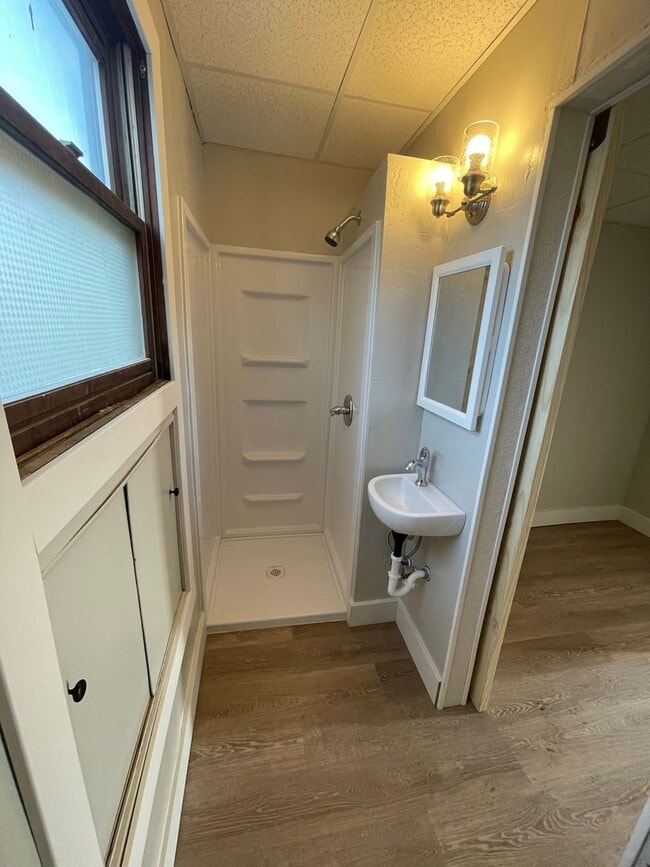 Building Photo - HEAT & ELECTRIC INCLUDED! 1 Bed 1 Bath Lower Unit