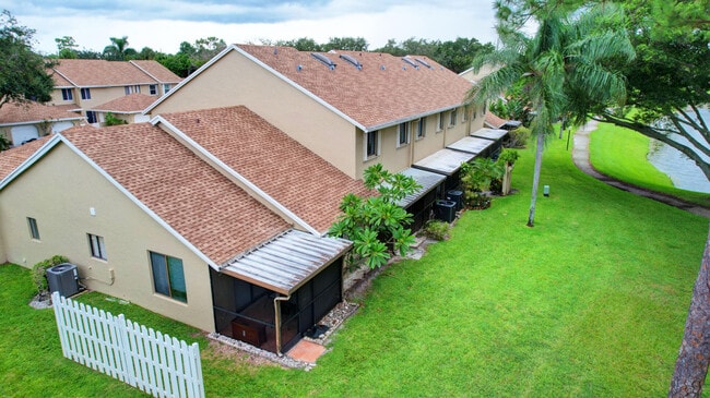 Building Photo - 1105 Maplewood Dr