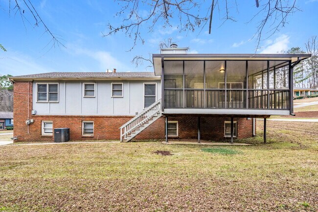 Building Photo - 800 Dunwoody Ln