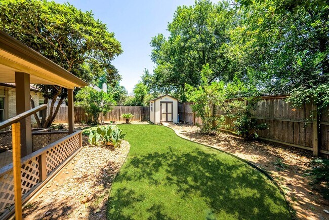 Building Photo - Spacious Cul De Sac Location Surrounded by...