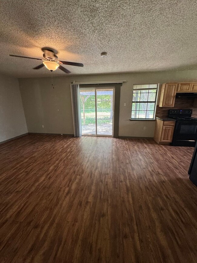 Building Photo - 3/1.5 Brick Home in West Lampasas