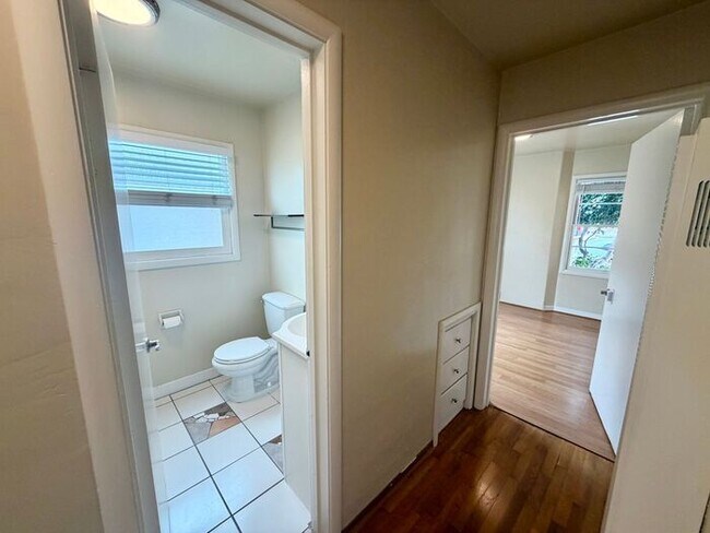 Building Photo - 2 bedroom 1 bath apartment in Downtown Monterey!