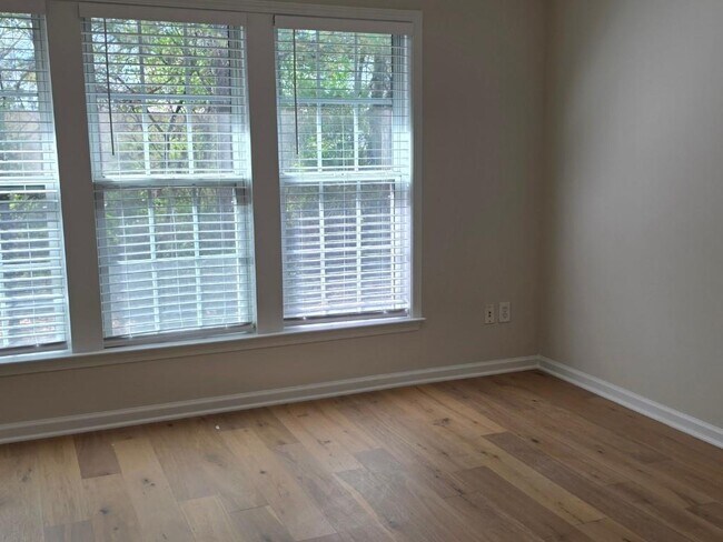 Building Photo - 2378 Fairlie Dr