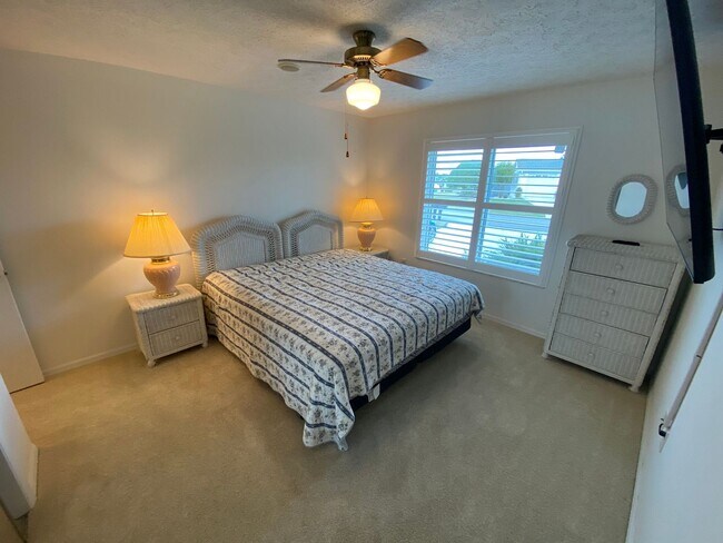 Building Photo - Welcome home to this bright, beautifully maintained 2-bedroom, 2-bath Stonecrest home, offered mo...