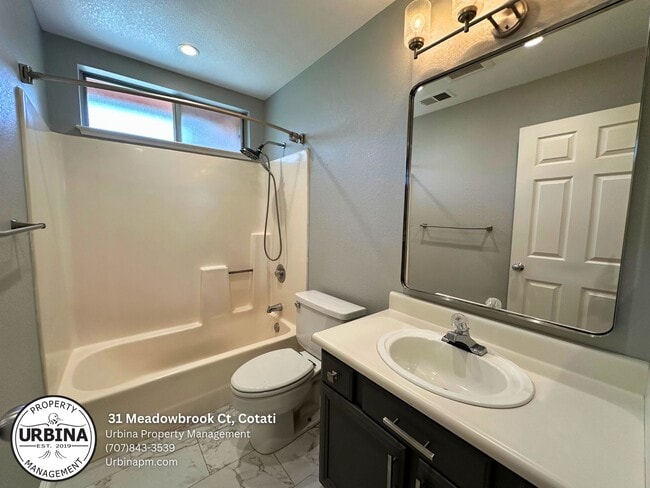 Building Photo - Bright and Spacious 3 Bedroom Townhome in ...
