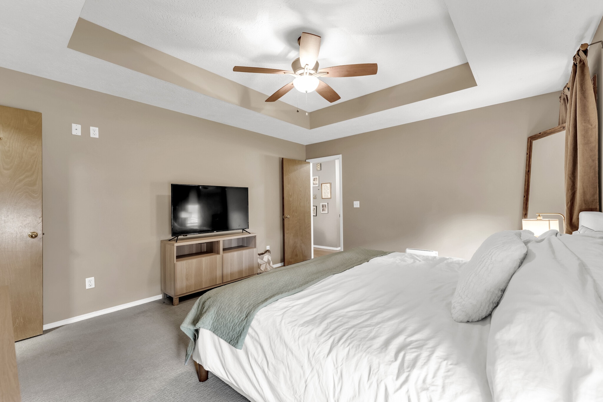 Master bedroom - 3668 W El Castile St