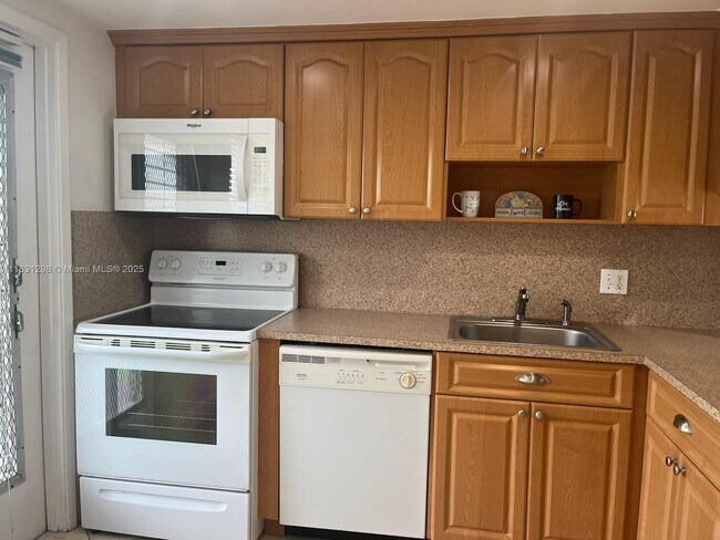 Building Photo - 950 Hillcrest Dr