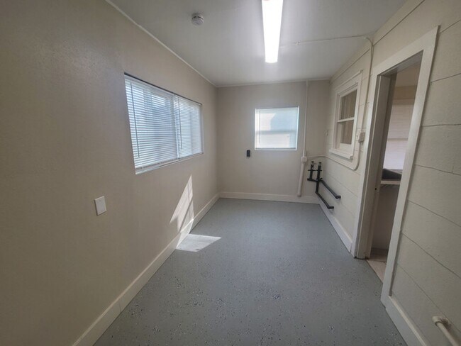 Building Photo - 2 Bedroom / 1 Bath / Bonus Room / 67th street