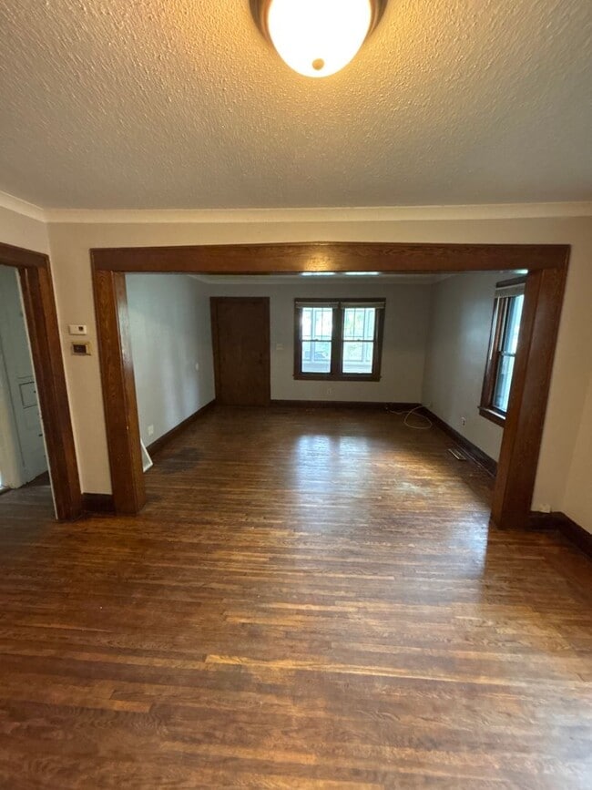 Building Photo - Beautiful 3 bedrrom 1 bathroom House in Minneapolis!