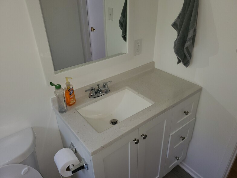 BATHROOM - 939 Palms Blvd