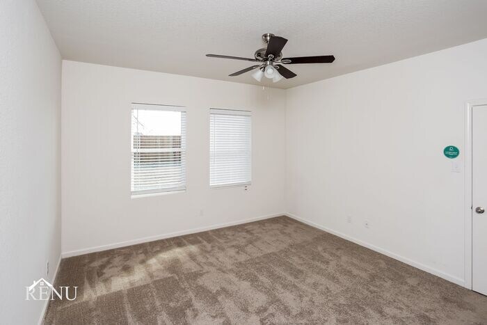 Building Photo - 574 London Dr