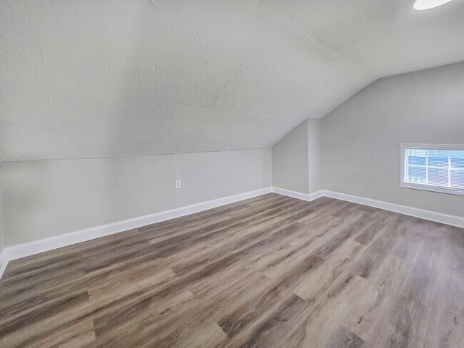 Building Photo - Beautifully Renovated 4 Bedroom Home in th...