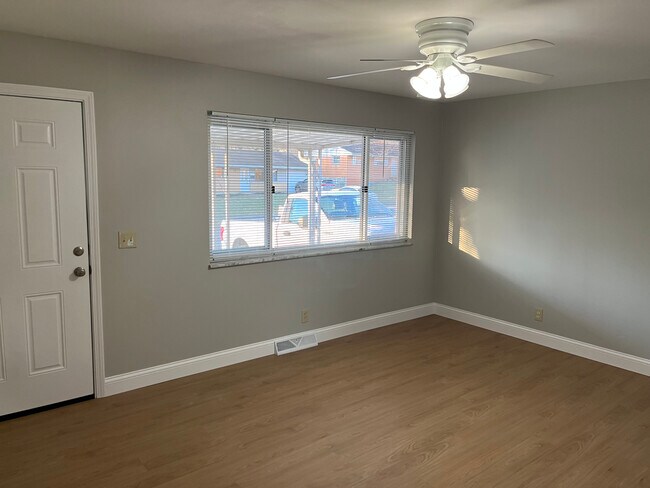 Building Photo - 858 Heatherstone Dr
