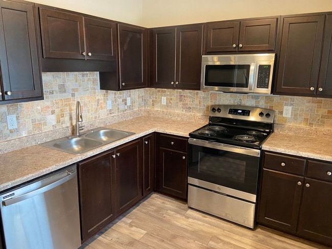 Building Photo - 4 bedroom/4 bath