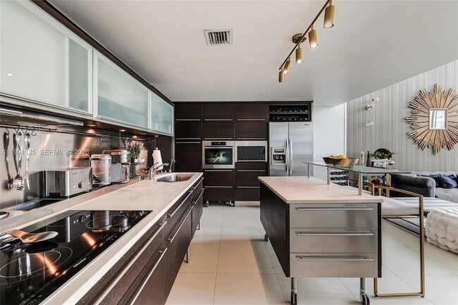 Building Photo - 6000 Collins Ave