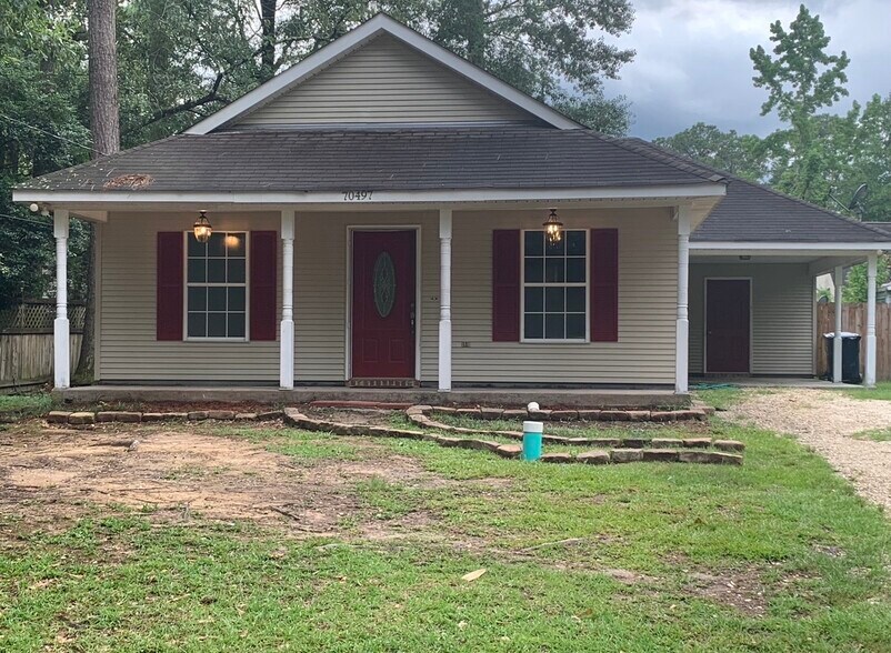 Facade - Ready for new plantings!i - 70497 D St
