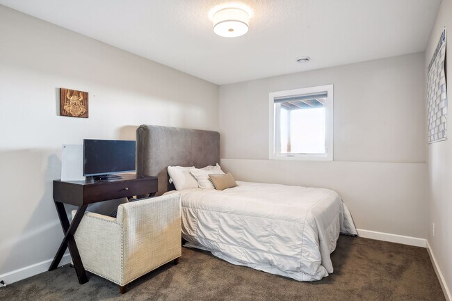 Building Photo - 2275 Lakeshore Point Dr N E