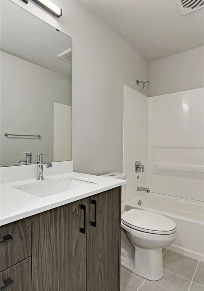 Building Photo - Welcome Home 2b/2ba Townhome with easy acc...