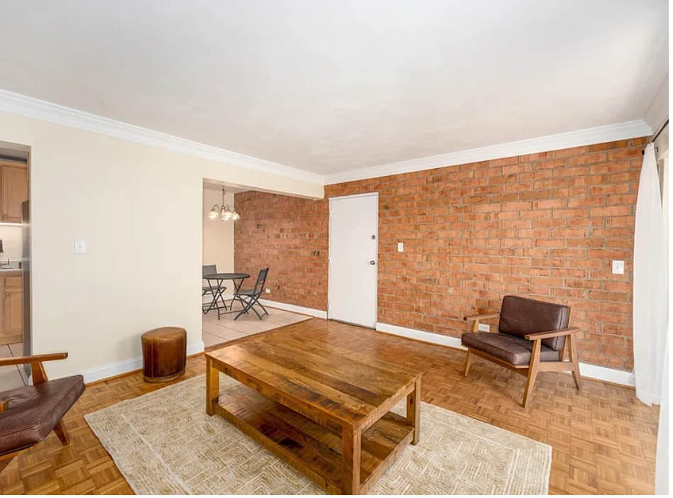 Large Sunlit Living Area - 1800 Jefferson Park Ave