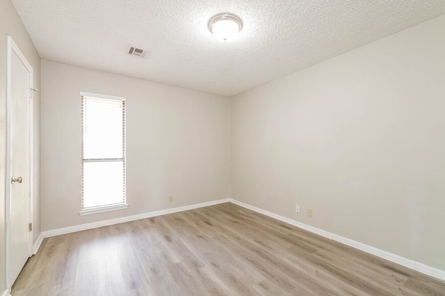 Building Photo - 1112 NE 21st Ct
