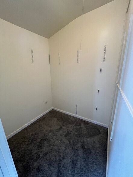Building Photo - 2404 Roth Rd