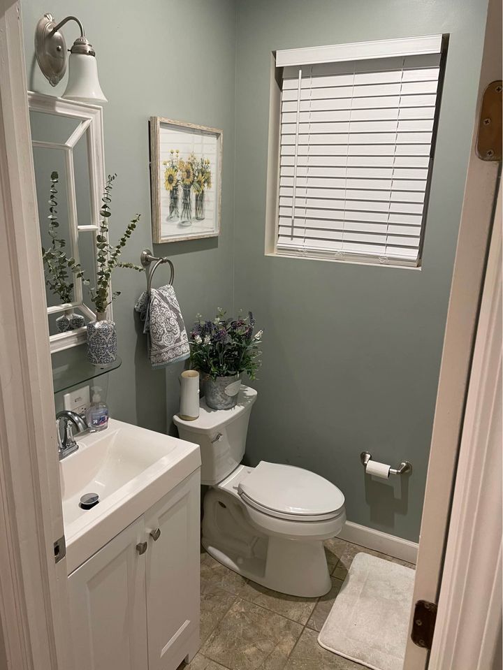 half bath - 1718 N Campbell Ave